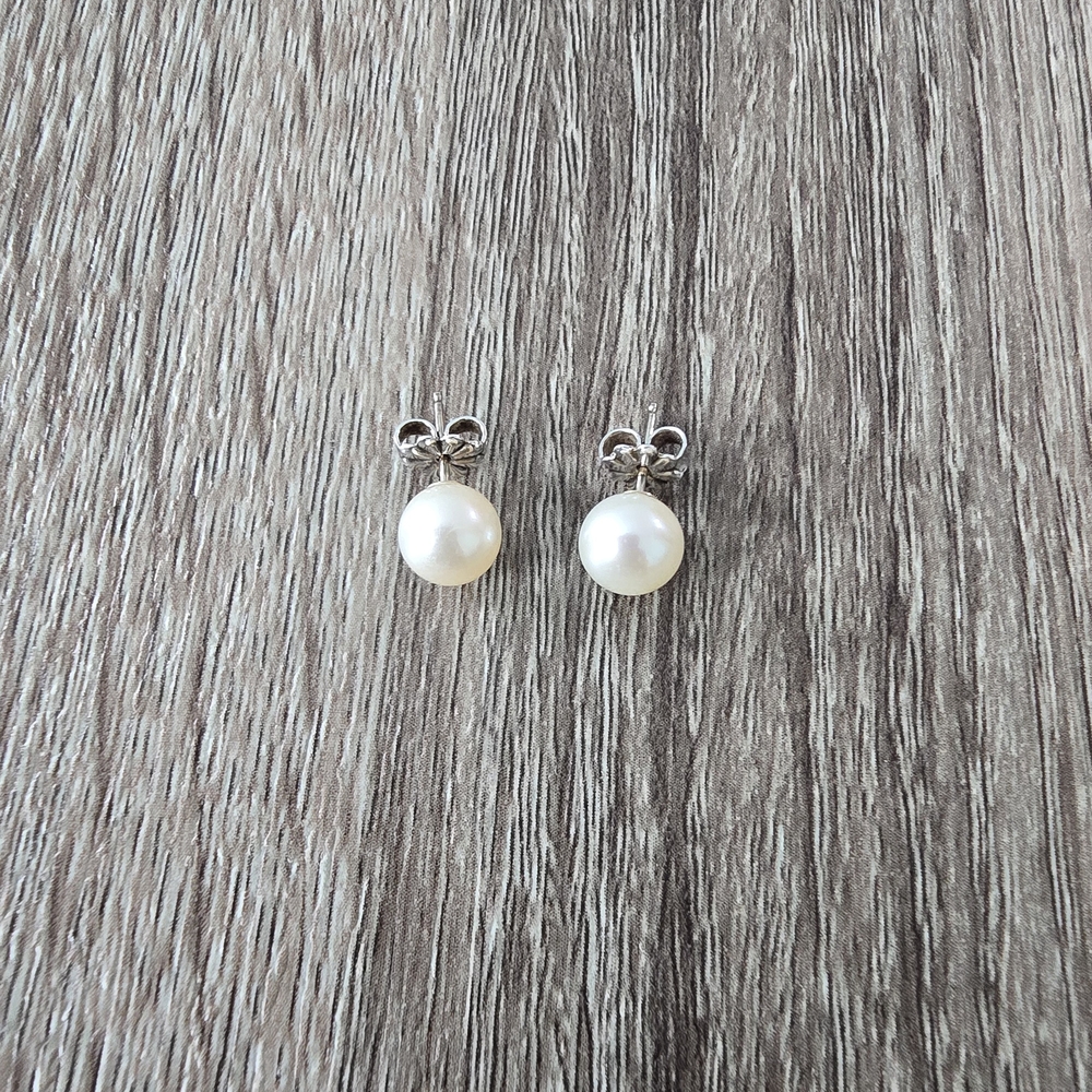Tiffany & Co. White Pearl Earrings
